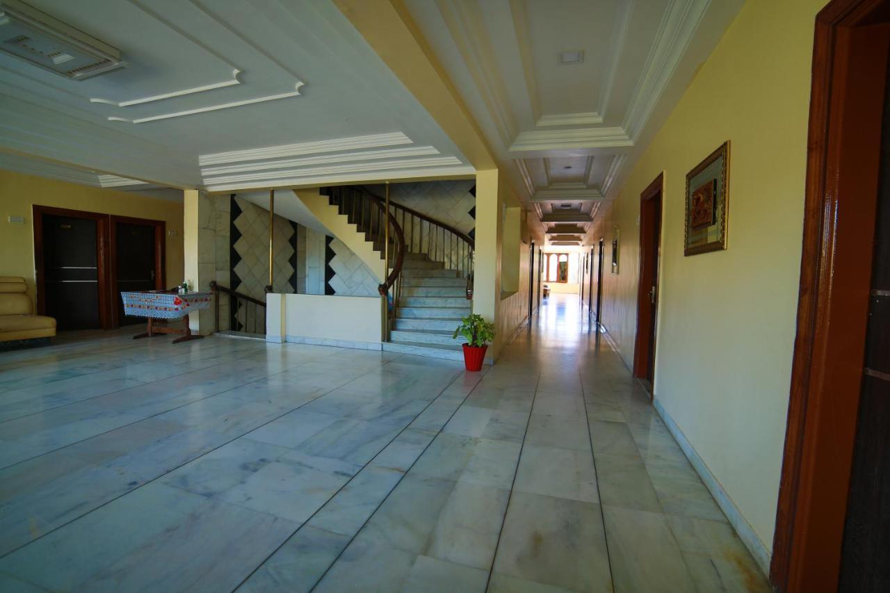 Hotel Sheratone Mount Abu Bagian luar foto