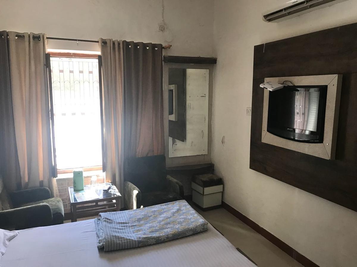 Hotel Sheratone Mount Abu Bagian luar foto