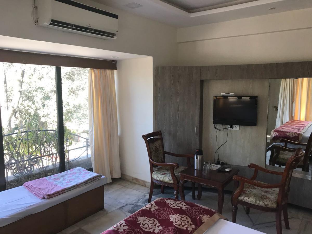 Hotel Sheratone Mount Abu Bagian luar foto